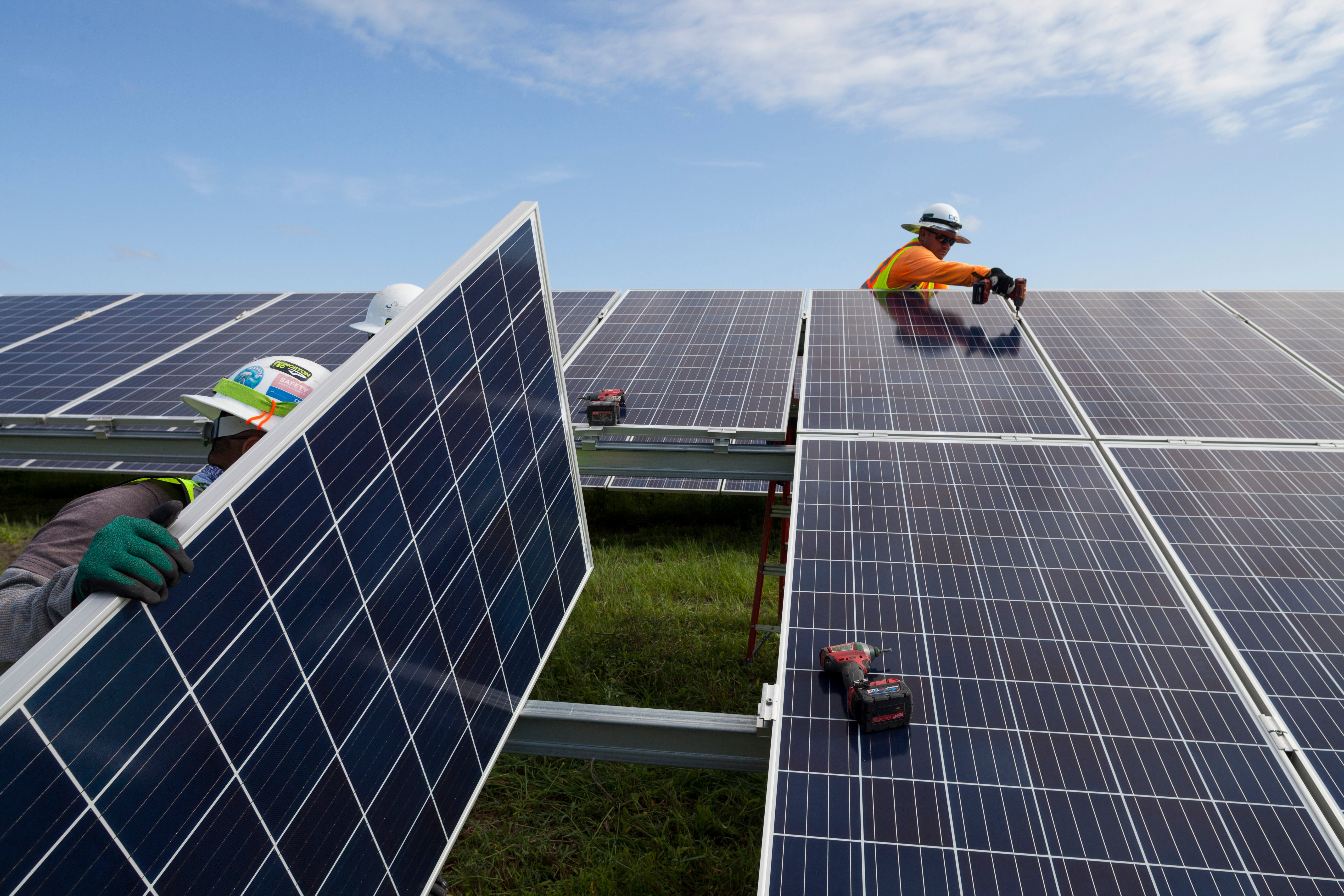 solar techs installing solar panels